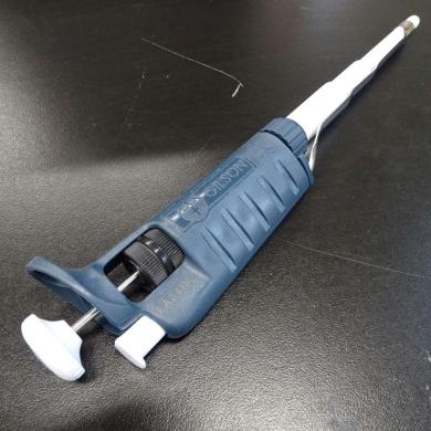 Gilson P1000 Air Displacement Variable Volume Micropipette 200–1000 µL Calibrated-cover