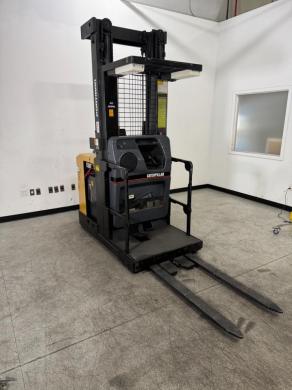 Caterpillar Picker Forklift Model 2LL-01621 for Industrial Material Handling-cover