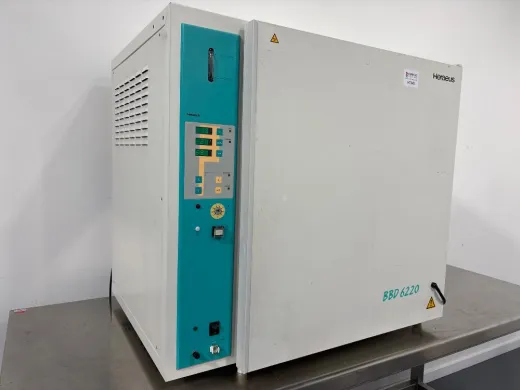 Heraeus BBD 6220 CO2 Incubator for Precise Cell Culture and Temperature Control