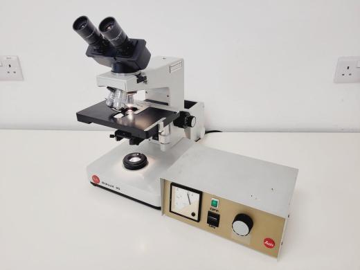 Leitz Wetzlar Dialux 20 Microscope w/ 3 x Objectives Phaco, Plan, NPL Lab-cover