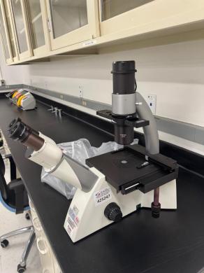 Leica DMI1 Inverted Microscope with LED Illumination and Mechanical Stage-cover