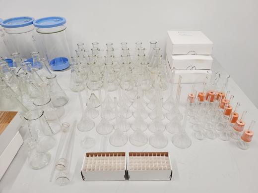 Lot of Laboratory Glassware Flasks, Pipettes etc Fisher, Quikfit, Pyrex Lab-cover