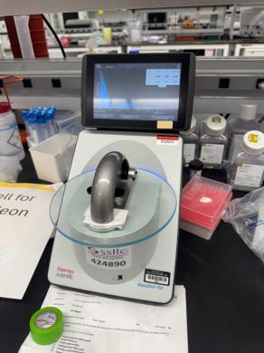 Thermo Fisher Scientific NanoDrop One UV/Vis Microvolume Spectrophotometer-cover