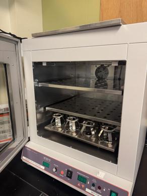 Corning LSE Incubator Shaker Model 6753 with 71L Capacity and Temperature Control-cover