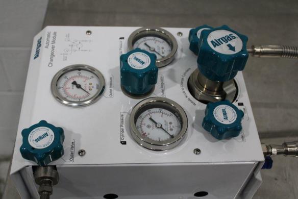Airgas Y13CP145DRD Automatic Gas Changeover Module with Integrated Valves and Pressure Gauges-cover