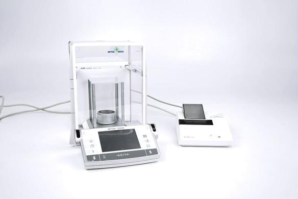 Mettler Toledo AX26 Comparator Microbalance, 22 g Capacity, 1 µg Readability-cover