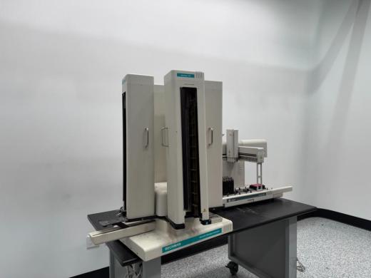 Beckman Coulter Biomek 2000 Automated Liquid Handling Workstation with Stacker Carousel-cover